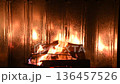ウィンドスクリーンに反射する焚き火の動画 136457526