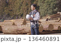 貯木場で働く林業従事者:撮影協力　多摩木材センター協同組合	 136460891