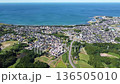夏の海と海辺の町(秋田県にかほ市) 136505010