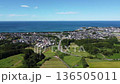 夏の海と海辺の町(秋田県にかほ市) 136505011