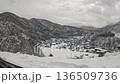 冬の白川郷　合掌造り集落 136509736