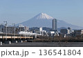 冬日的富士山，以及駛過靜岡縣靜岡市安倍川大橋的JR東海道新幹線列車。 136541804