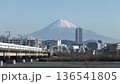 冬日的富士山，以及駛過靜岡縣靜岡市安倍川大橋的JR東海道新幹線列車。 136541805