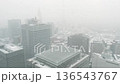 從東京都廳展望台眺望雪景。雪中的東京。 136543767