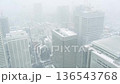 從東京都廳展望台眺望雪景。雪中的東京。 136543768