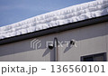 雪国の壊れた屋根 136560101