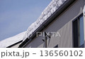 雪国の壊れた屋根 136560102