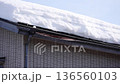 雪国の壊れた屋根 136560103
