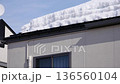 雪国の壊れた屋根 136560104