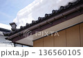 雪国の壊れた屋根 136560105