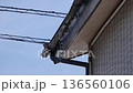 雪国の壊れた屋根 136560106