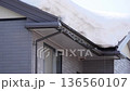雪国の壊れた屋根 136560107