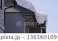 雪国の壊れた屋根 136560109