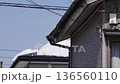 雪国の壊れた屋根 136560110