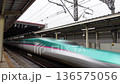 新花巻駅を高速通過するE5系新幹線はやぶさ 136575056