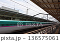 新白河駅を高速通過する新幹線はやぶさこまち 136575061