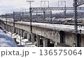 雪の中を高速通過する新幹線はやぶさこまち 136575064