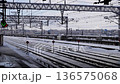 雪を蹴散らし高速通過するH5とE6系新幹線 136575068