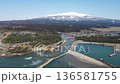 冠雪の鳥海山と吹浦漁港 136581755