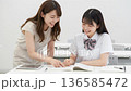 女子高生に勉強を教える若い女性の教師 136585472