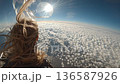 大空を自由に舞いながら雲海と大地を見下ろすスカイダイビング体験イメージ 136587926