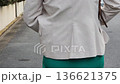 身穿褲子和外套的女子走在路上，背影 136621375