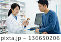藥劑師正在解釋藥物的作用，顧客正在聆聽。 136650206
