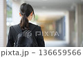 学校の廊下を一人で歩む日本人女子学生の後ろ姿 136659566