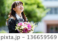卒業式で花束を抱え未来に微笑む日本人女子高生 136659569