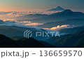 雲海の上にそびえ立つ富士山と新春の日の出の絶景 136659570