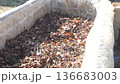 踏み込み温床を作る男性 136683003