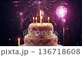 生日慶祝圖片，有蛋糕和煙火 136718608