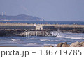 海浪拍打著漁港的防波堤 136719785