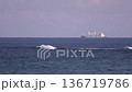 一艘慢船從近海地平線附近駛過。 136719786