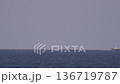 一艘快速航行的船隻從近海地平線附近駛過。 136719787
