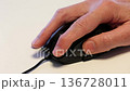 手でマウスを操作する 136728011