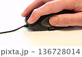 手でマウスを操作する 136728014