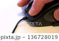 マウスを指で操作する 136728019