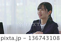 クライアントと談笑する若いビジネスウーマン 136743108