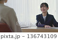 クライアントと談笑する若いビジネスウーマン 136743109