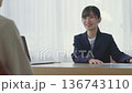 クライアントと談笑する若いビジネスウーマン 136743110