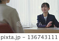 クライアントと談笑する若いビジネスウーマン 136743111