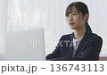 パソコンで作業するスーツを着た若い女性 136743113