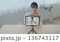 タブレットを使ってライブ配信をする若い女性 136743117