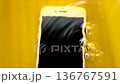 水没したスマートフォン「スローモーション」 136767591