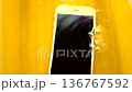 水に落とすスマホのイメージ 136767592