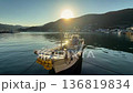 夕陽に浮かぶイカ釣り漁船　対馬 136819834