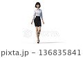 歩いて来るビジネススーツの女性 歩いて来るビジネススーツの女性 136835841