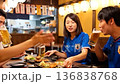 サッカーファンたちが居酒屋で乾杯してる 136838768