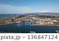 早春の酒田港から望む市街地と鳥海山 136847124